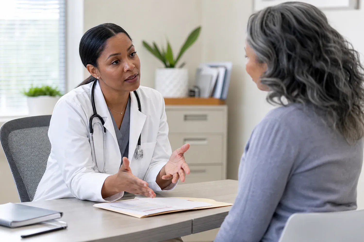 Professionnel de santé échangeant avec un patient lors d’une consultation
