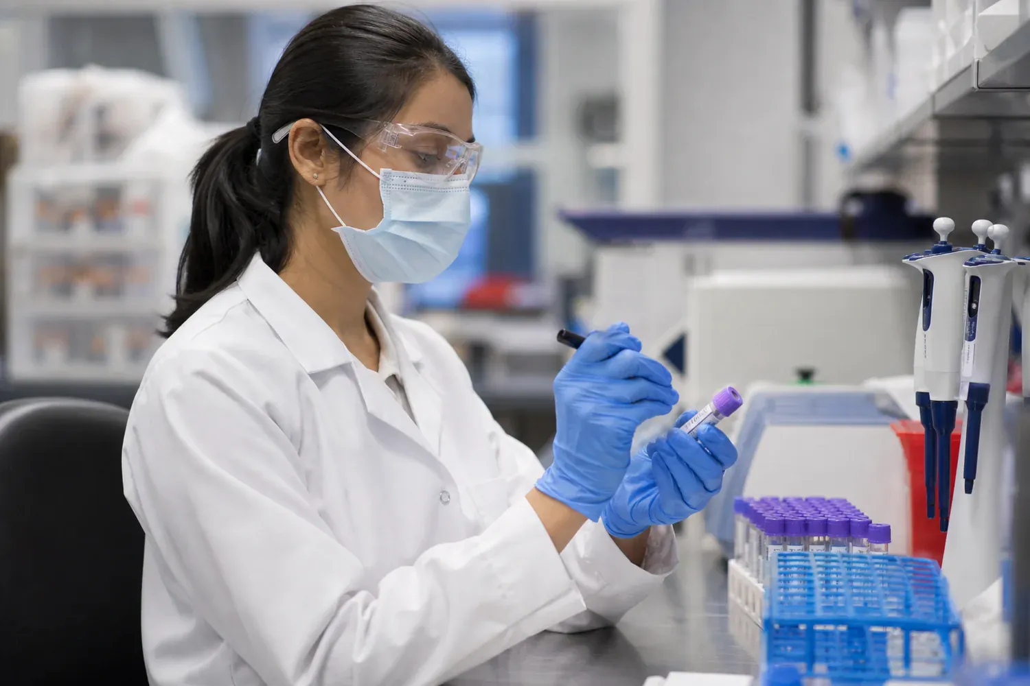 Technicienne préparant des tubes d’échantillons pour un test diagnostique