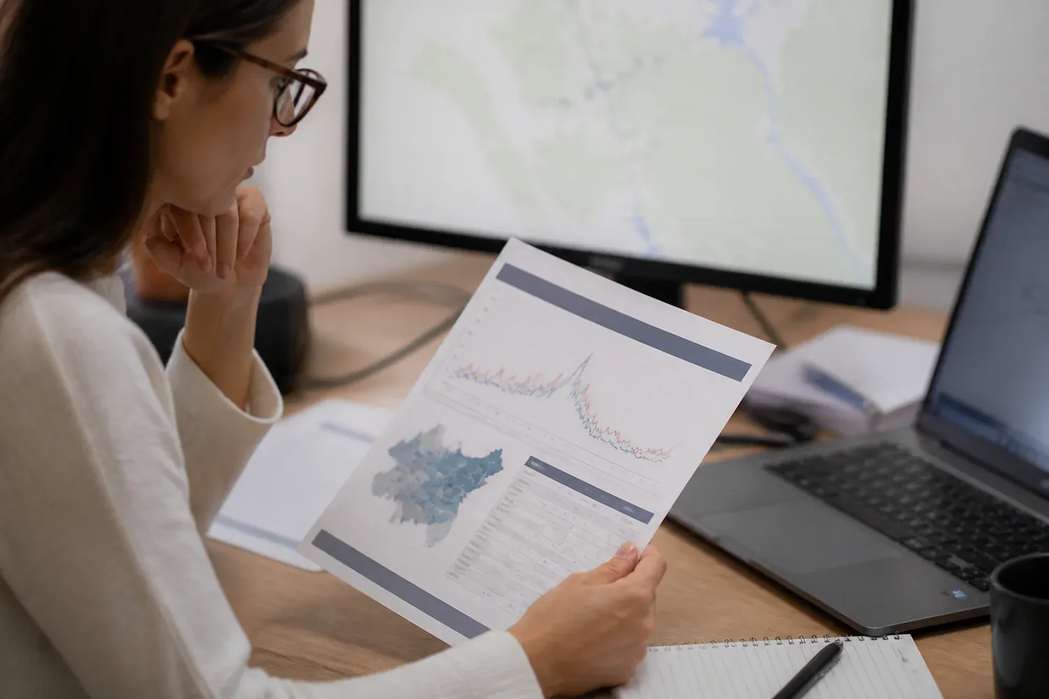 Analyste vérifiant un bulletin sanitaire et une carte de surveillance
