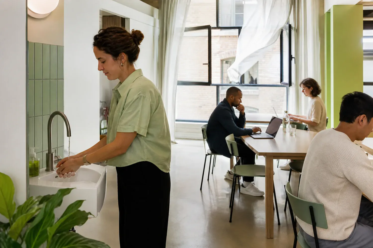 Lavage des mains et a&eacute;ration naturelle dans un espace de travail partag&eacute;